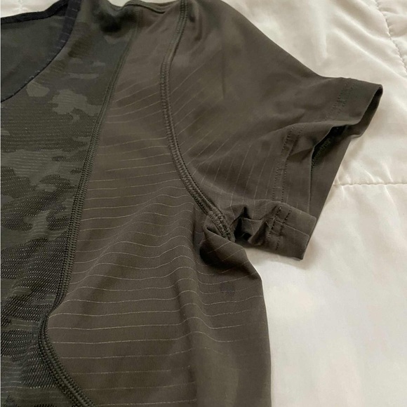 lululemon athletica Camouflage Short Sleeve Tee - Picture 3 of 4